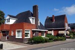 Met het bijzondere naastgelegen huis.
<br/>
Gert-Jan Lobbes, 2018